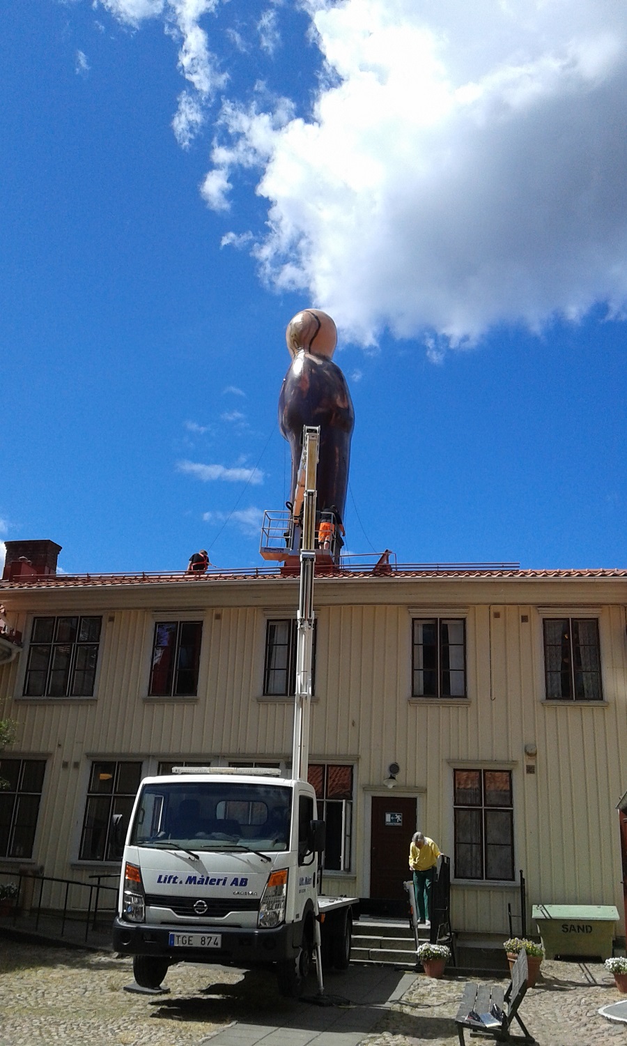 Skulpturbiennialen 2014 och Skriet reses på Hemgårdens tak